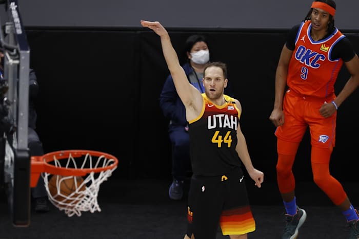 Bojan Bogdanovic (44) drills a three pointer over Moses Brown